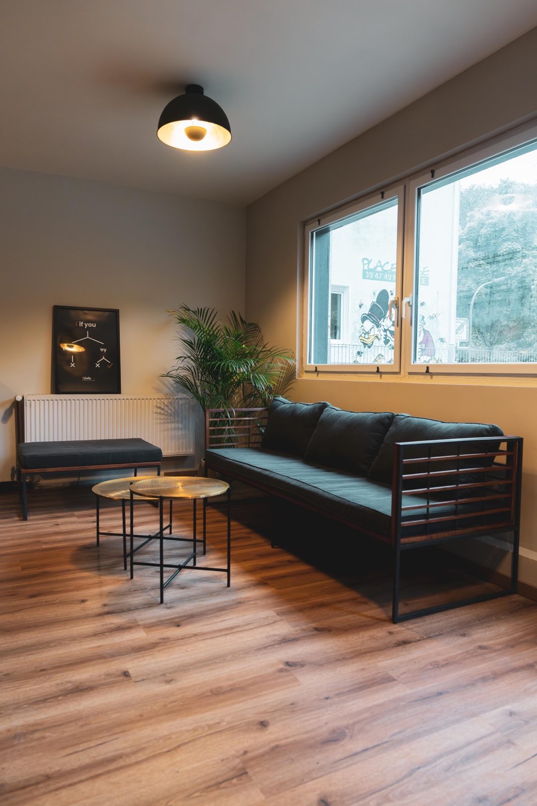 Lounge-Ecke mit Sofa und Pflanzen